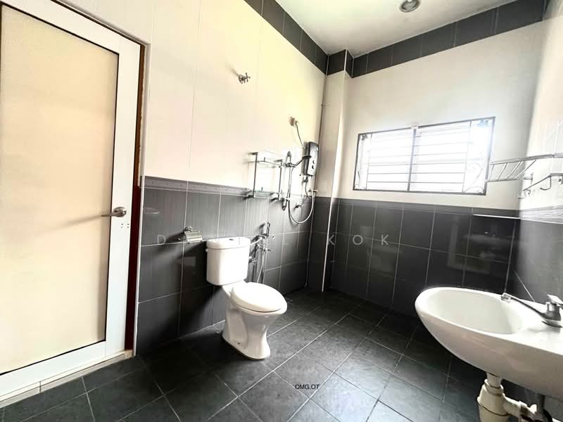 Semi-Detached House for Sale in Kawasan 2, Taman Menara Maju (Klang) - Daniel Kok - Bathroom - PropertyGuru.com.my