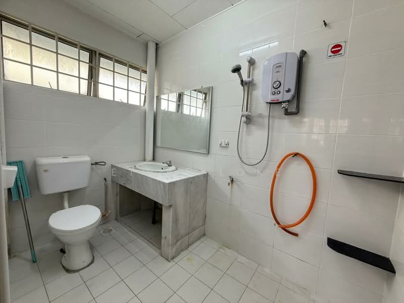 Rumah Teres 2 Tingkat untuk Disewa di Taman Sri Bintang (Kepong) - Ethan Loke - Bathroom - PropertyGuru.com.my