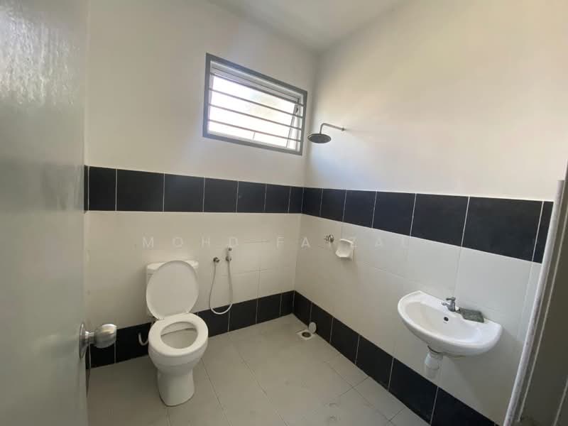 Rumah Teres 2 Tingkat untuk Dijual di Tanjong Duabelas (Selangor) - Mohd Faizal - Bathroom - PropertyGuru.com.my