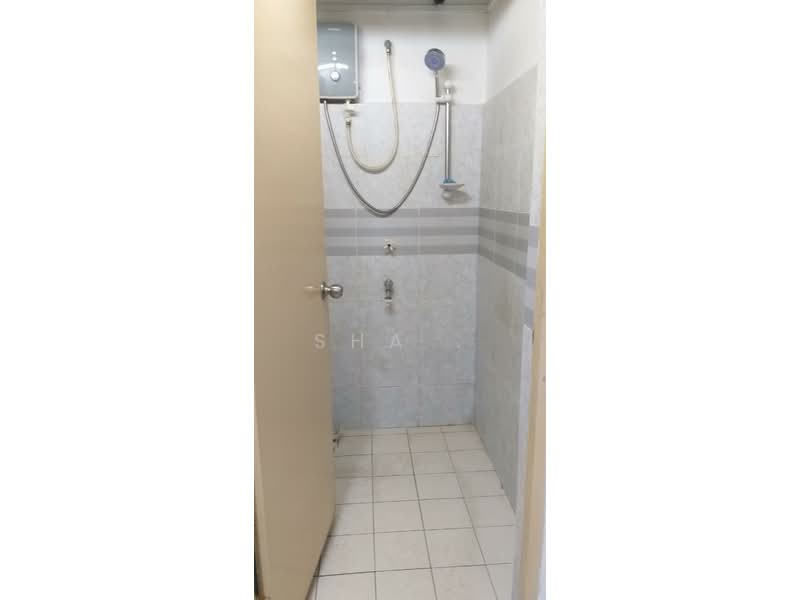 Pangsapuri untuk Disewa di Kemuning Apartment - Sha . - Bathroom - PropertyGuru.com.my
