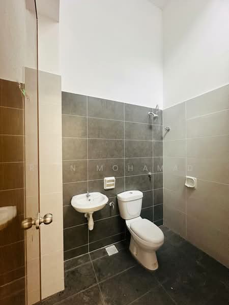 Rumah Teres 2 Tingkat untuk Dijual di Kota Warisan (Sepang) - Reen Mohamad - Bathroom - PropertyGuru.com.my