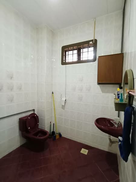 1-storey Terraced House for Sale in Taman Bukit Mewah (Tampoi) - Max Loh - Bathroom - PropertyGuru.com.my