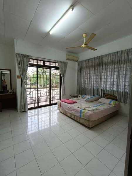 1-storey Terraced House for Sale in Taman Bukit Mewah (Tampoi) - Max Loh - Bedroom - PropertyGuru.com.my