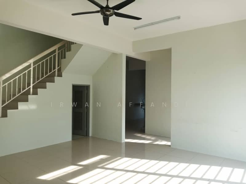 Cluster House for Sale in Bandar Saujana Putra (Tanjong Duabelas) - Irwan Affandi - Living Room - PropertyGuru.com.my