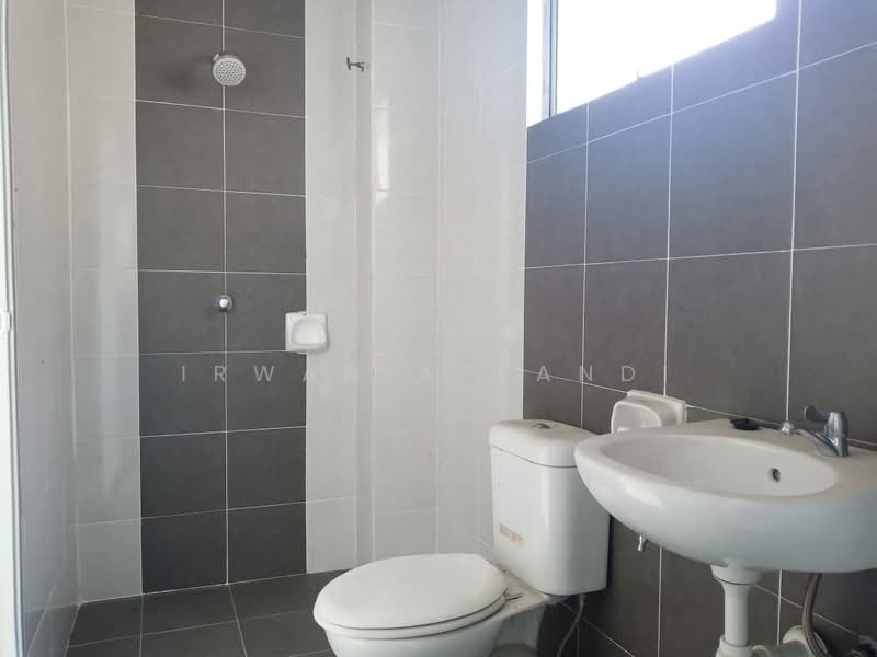 Cluster House for Sale in Bandar Saujana Putra (Tanjong Duabelas) - Irwan Affandi - Bathroom - PropertyGuru.com.my