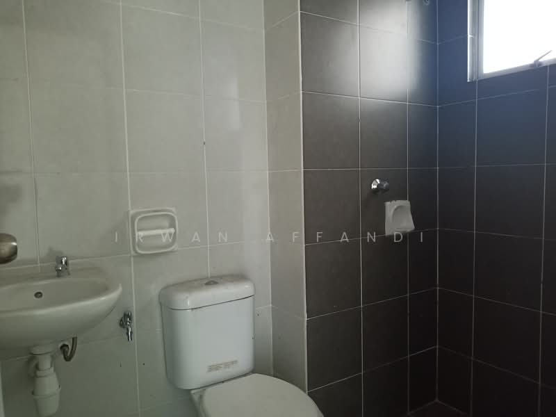 Cluster House for Sale in Bandar Saujana Putra (Tanjong Duabelas) - Irwan Affandi - Bathroom - PropertyGuru.com.my
