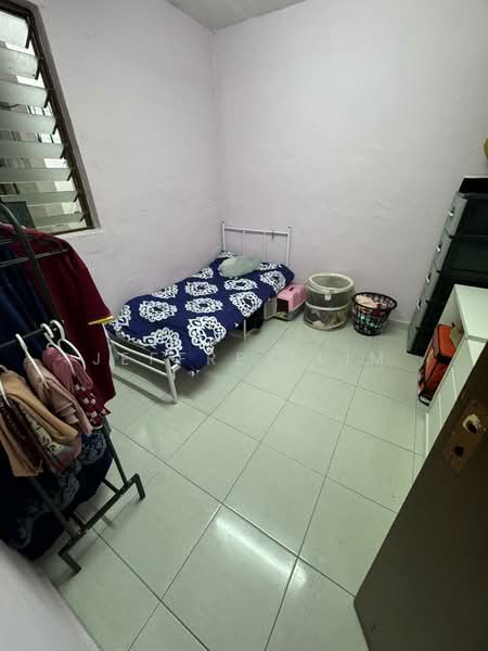 Flat for Sale at Flat Taman Ungku Tun Aminah - Jeffrey Lim - Bedroom - PropertyGuru.com.my