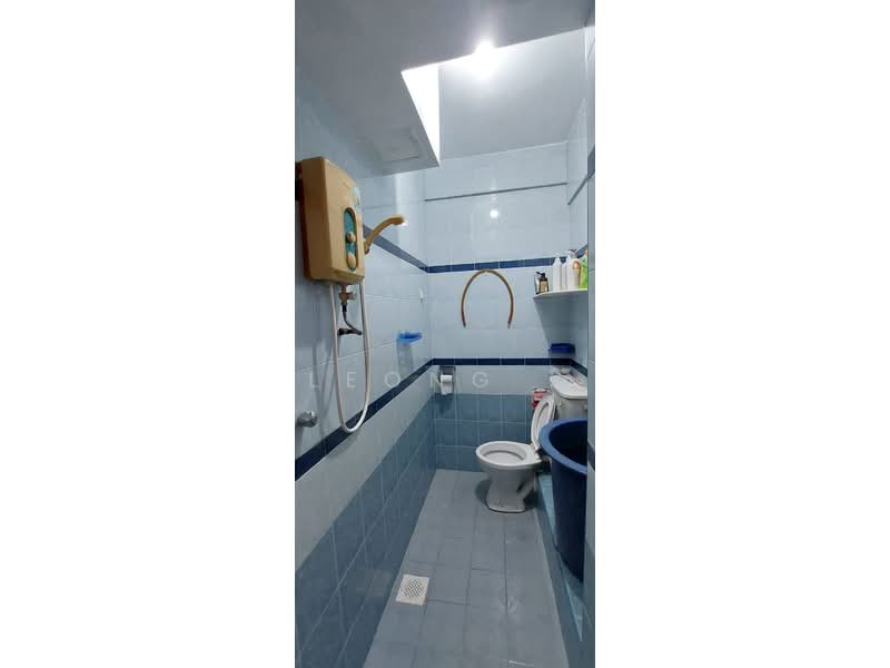 Pangsapuri untuk Dijual di Bukit Jambul Indah Apartment - Leong . - Bathroom - PropertyGuru.com.my