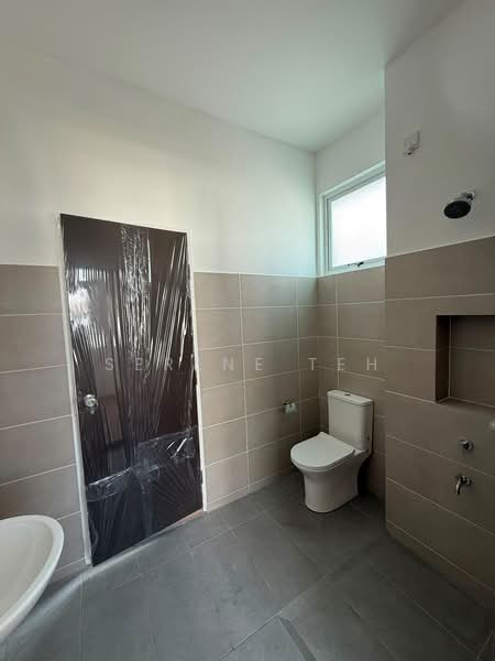Rumah Teres 2 Tingkat untuk Disewa di Bandar Putra (Kulai) - Serene Teh - Bathroom - PropertyGuru.com.my