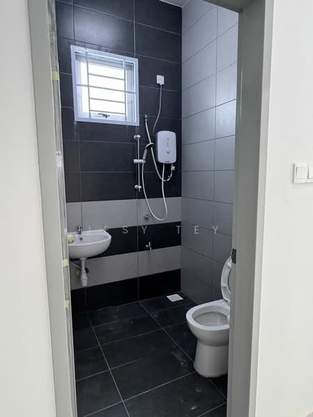 Rumah Teres 1 Tingkat untuk Disewa di Bandar Putra (Kulai) - Jesy Tey - Bathroom - PropertyGuru.com.my