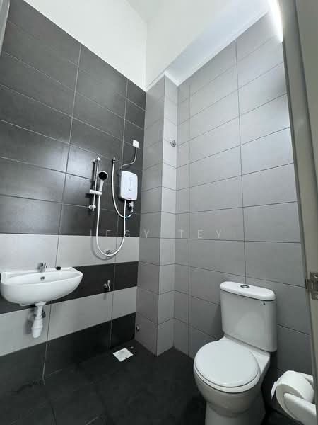 Rumah Teres 1 Tingkat untuk Disewa di Bandar Putra (Kulai) - Jesy Tey - Bathroom - PropertyGuru.com.my
