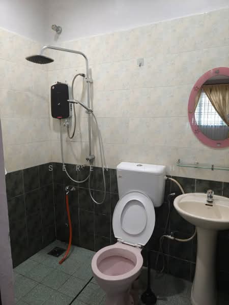 Rumah Teres 1 Tingkat untuk Disewa di Bandar Putra (Kulai) - Serene Teh - Bathroom - PropertyGuru.com.my