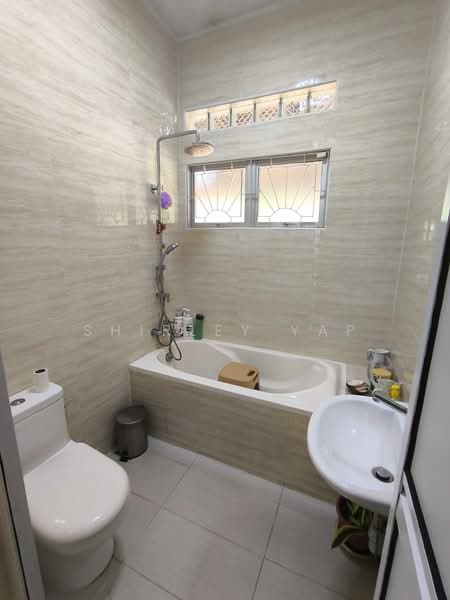 Semi-Detached House for Rent in Kim Teng Park (Johor Bahru) - Shirley Yap - Bathroom - PropertyGuru.com.my