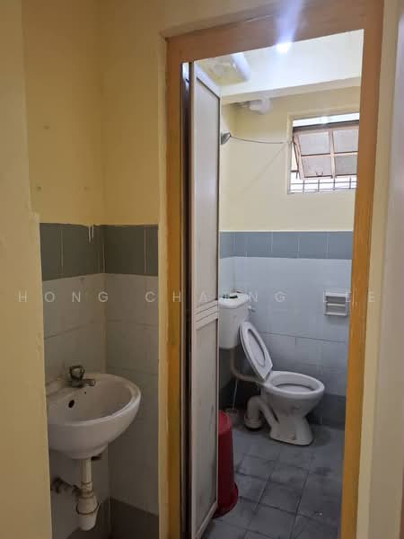 Apartment for Rent at Tanjong Puteri Apartment - Hong Charng Lee - Bathroom - PropertyGuru.com.my
