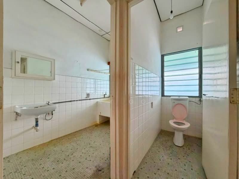 Rumah Teres 2 Tingkat untuk Dijual di Island Park (Jelutong) - Gary Goh - Bathroom - PropertyGuru.com.my