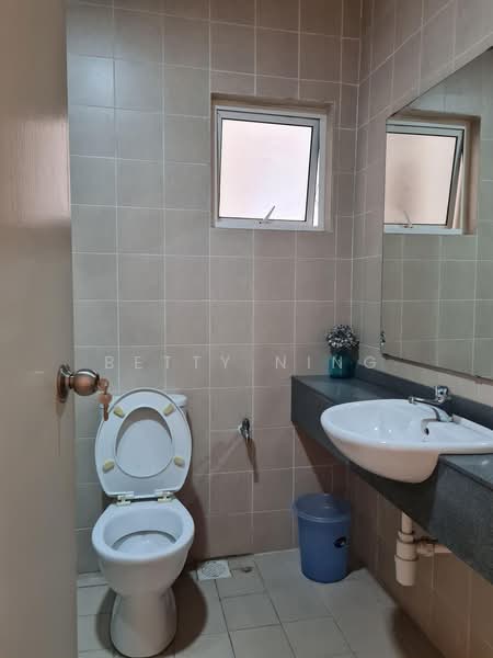 Servis Apartment untuk Dijual di Waldorf Tower - Betty Ning - Bathroom - PropertyGuru.com.my