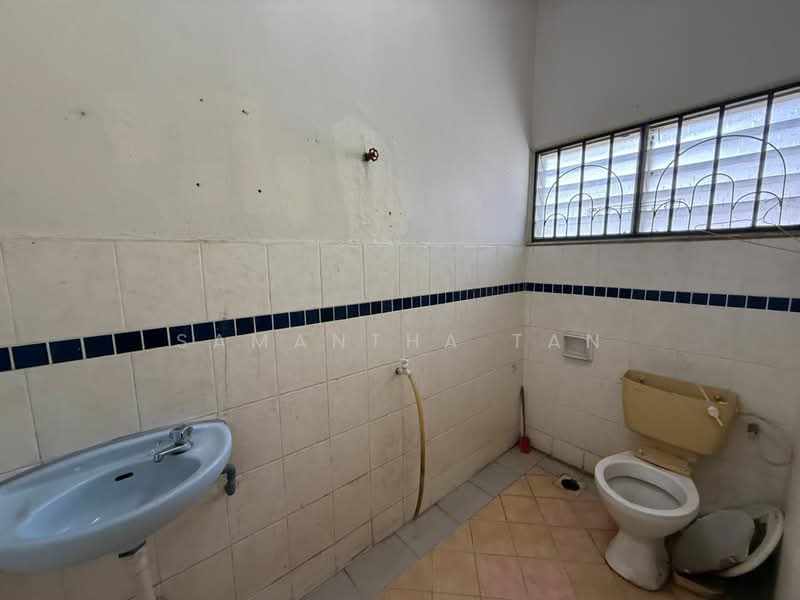 2-storey Terraced House for Sale in Taman Johor Jaya (Johor Bahru) - Samantha Tan - Bathroom - PropertyGuru.com.my