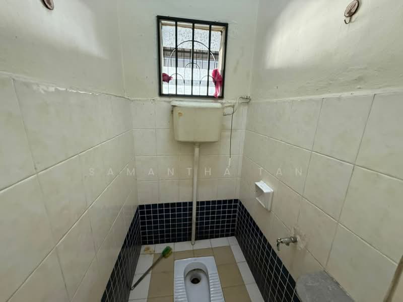 2-storey Terraced House for Sale in Taman Johor Jaya (Johor Bahru) - Samantha Tan - Bathroom - PropertyGuru.com.my