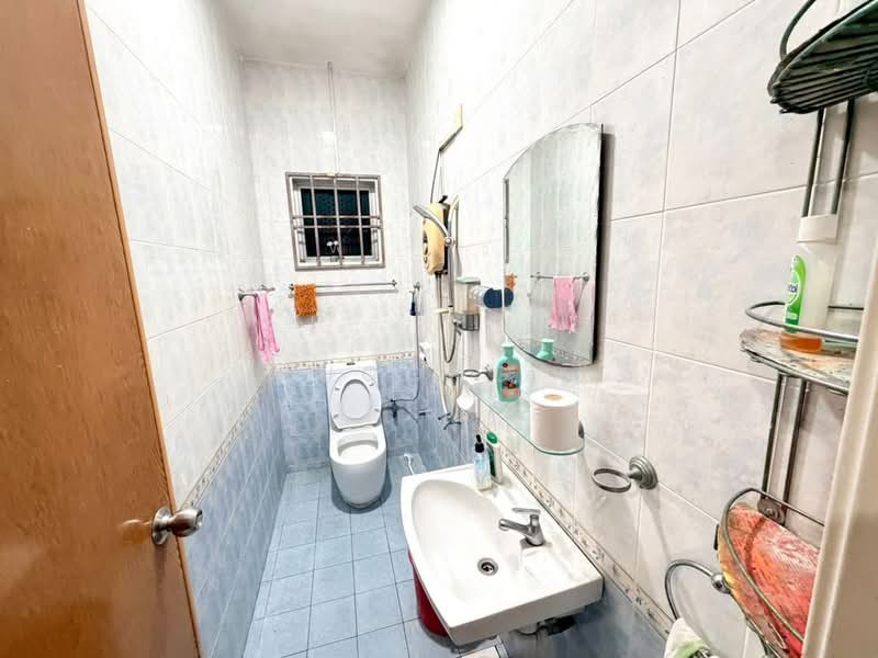 Rumah Teres 1.5 Tingkat untuk Dijual di Taman Gaya (Ulu Tiram) - Yucong . - Bathroom - PropertyGuru.com.my