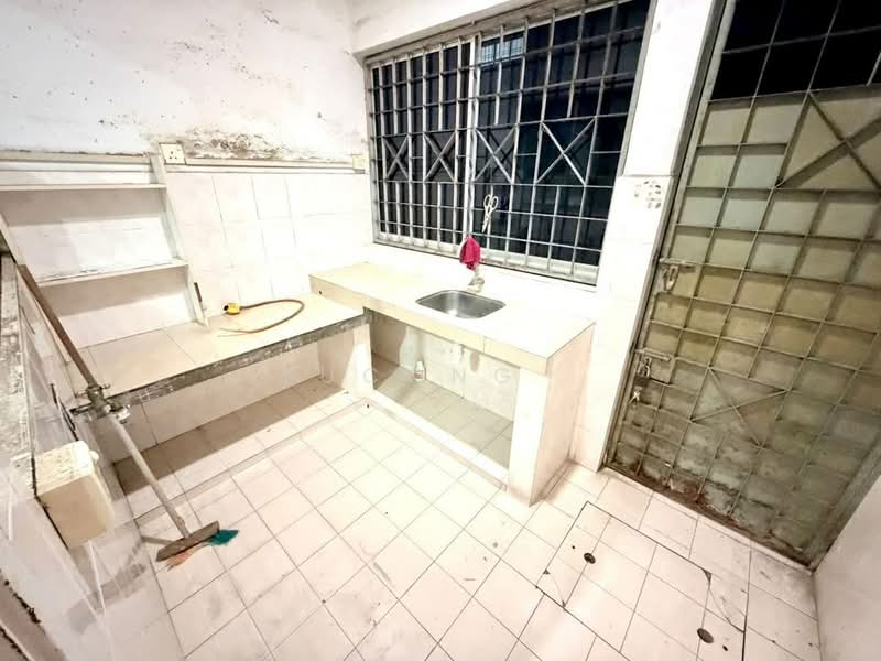 Rumah Teres 1.5 Tingkat untuk Dijual di Taman Gaya (Ulu Tiram) - Yucong . - Kitchen - PropertyGuru.com.my