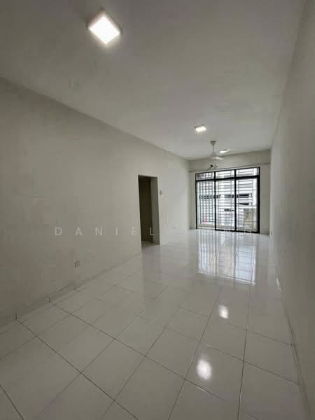 Servis Apartment untuk Dijual di Jentayu Residensi @ Tampoi - Daniel Yong - Living Room - PropertyGuru.com.my
