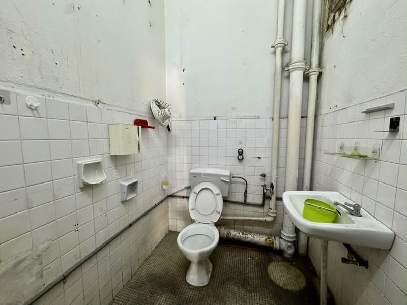 Shop for Rent in George Town (Penang) - Lee Xue Chen - Bathroom - PropertyGuru.com.my