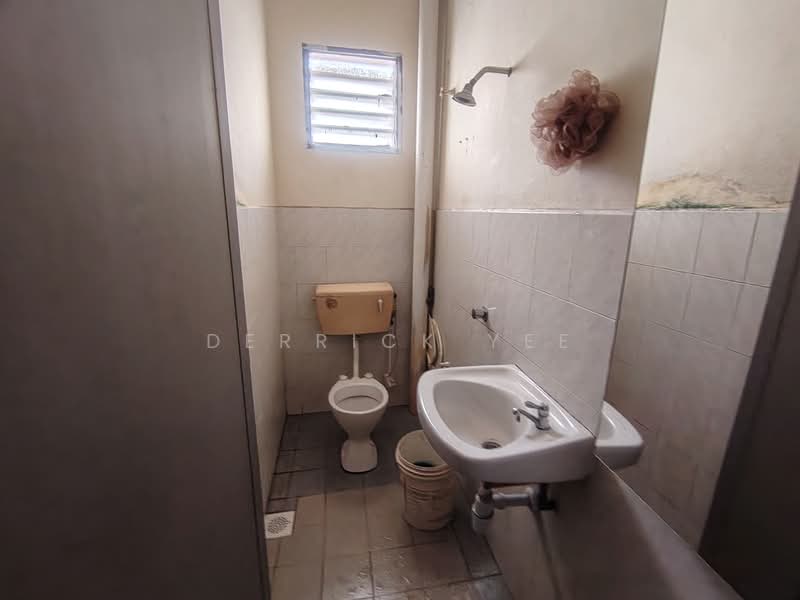 Rumah Teres untuk Dijual di Taman Merdeka Jaya (Batu Berendam) - Derrick Yee - Bathroom - PropertyGuru.com.my