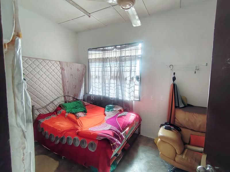 Rumah Teres untuk Dijual di Taman Merdeka Jaya (Batu Berendam) - Derrick Yee - Bedroom - PropertyGuru.com.my