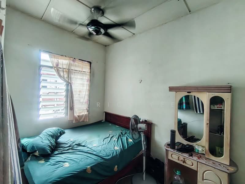 Rumah Teres untuk Dijual di Taman Merdeka Jaya (Batu Berendam) - Derrick Yee - Bedroom - PropertyGuru.com.my