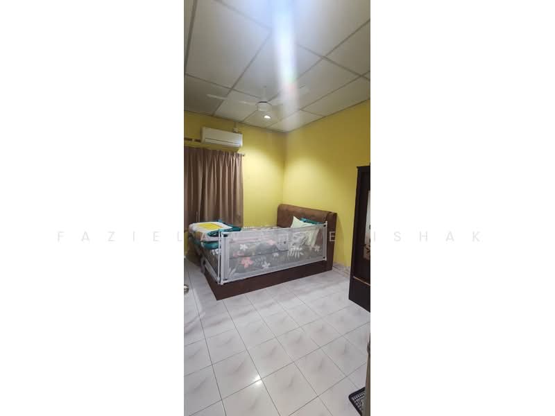 1-storey Terraced House for Sale in Balok (Pahang) - Fazielawatie Ishak - Bedroom - PropertyGuru.com.my