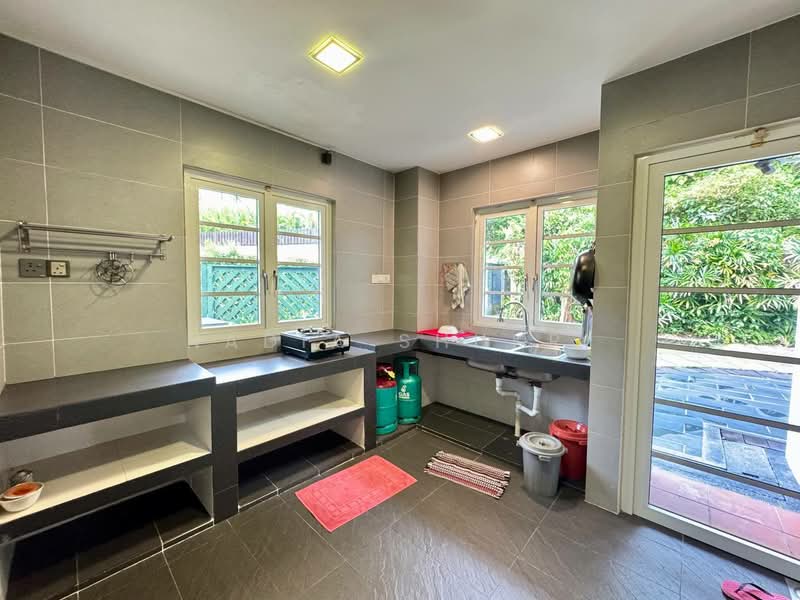 Rumah Banglo untuk Dijual di Seksyen 13 (Shah Alam) - Nadia Shukri - Kitchen - PropertyGuru.com.my
