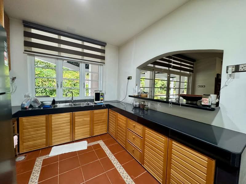 Rumah Banglo untuk Dijual di Seksyen 13 (Shah Alam) - Nadia Shukri - Kitchen - PropertyGuru.com.my