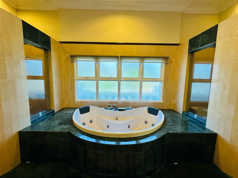 Bungalow House for Sale in Teluk Kemang (Negeri Sembilan) - Aimi Mahirah - Bathroom - PropertyGuru.com.my