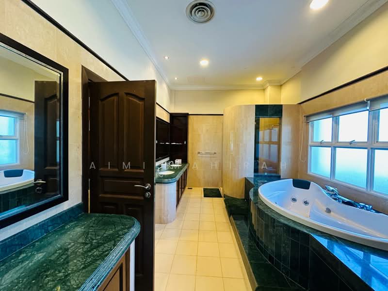 Bungalow House for Sale in Teluk Kemang (Negeri Sembilan) - Aimi Mahirah - Bathroom - PropertyGuru.com.my