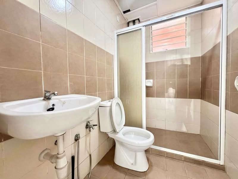 Pangsapuri untuk Dijual di Goodview Heights - Azli Ibrahim - Bathroom - PropertyGuru.com.my