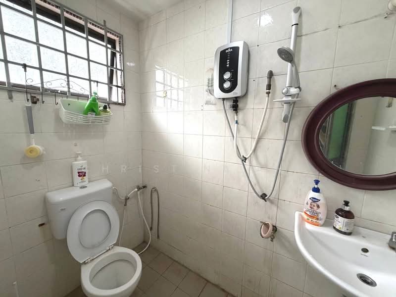 2-storey Terraced House for Rent in Taman Daya (Johor Bahru) - Christina Ang - Bathroom - PropertyGuru.com.my