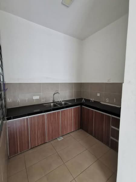 Townhouse for Sale in Bandar Saujana Putra (Tanjong Duabelas) - Matthew Ian Sim - Kitchen - PropertyGuru.com.my