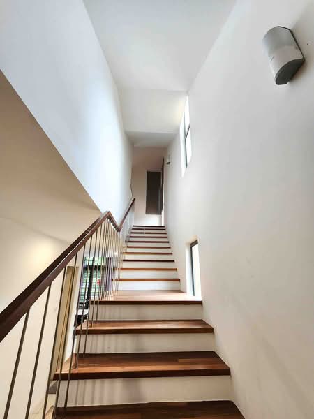 Rumah Teres 3 Tingkat untuk Dijual di Lake Fields (Sungai Besi) - Suki Tan - Corridor - PropertyGuru.com.my