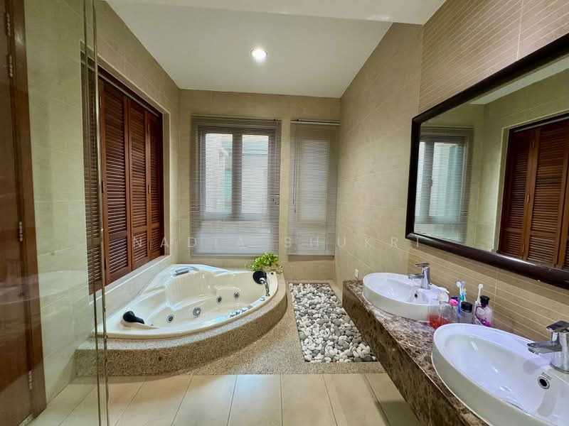 Semi-Detached House for Sale in Bukit Jelutong (Shah Alam) - Nadia Shukri - Bathroom - PropertyGuru.com.my