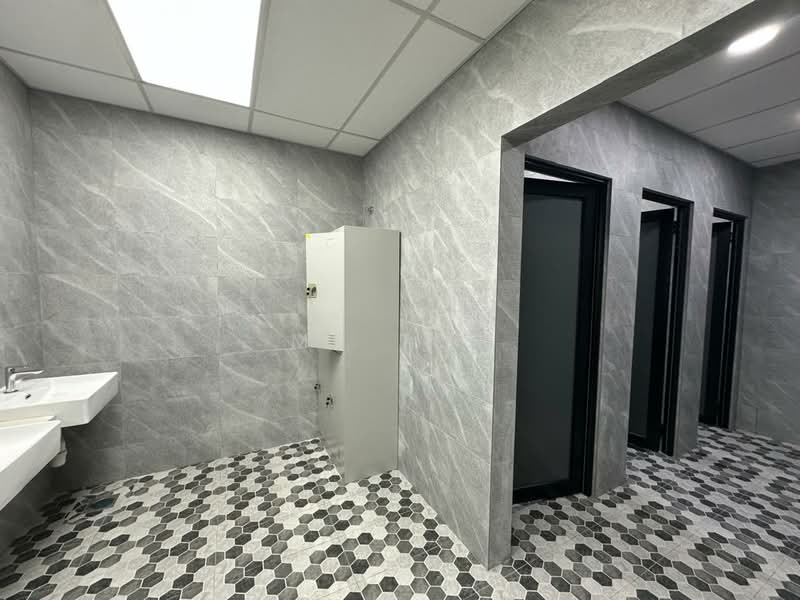 Semi-D Factory for Rent in Eco Business Park V (Puncak Alam) - Ms Teh - Bathroom - PropertyGuru.com.my