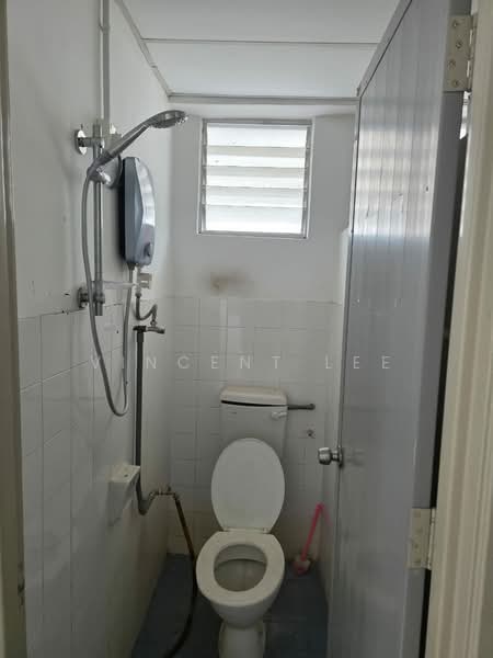 Shop for Rent in Bandar Baru Salak Tinggi (Sepang) - Vincent Lee - Bathroom - PropertyGuru.com.my