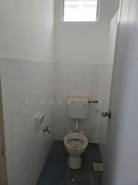 Shop for Rent in Bandar Baru Salak Tinggi (Sepang) - Vincent Lee - Bathroom - PropertyGuru.com.my