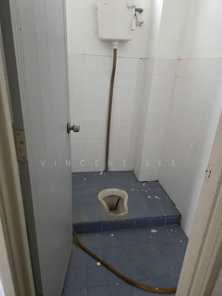 Shop for Rent in Bandar Baru Salak Tinggi (Sepang) - Vincent Lee - Bathroom - PropertyGuru.com.my