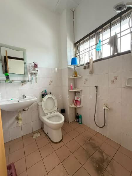 Rumah Teres 2-Tingkat untuk Dijual di Taman Setia Indah (Tebrau) - Alviss Tay - Bathroom - PropertyGuru.com.my