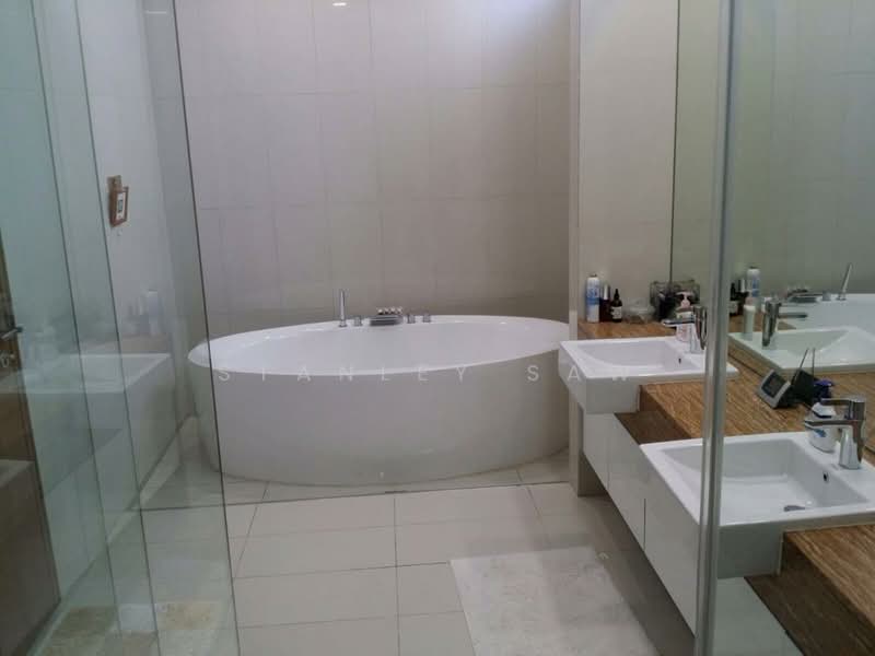 Kondominium untuk Dijual di 8 Gurney (The Shore Condominium) - Stanley Saw - Bathroom - PropertyGuru.com.my