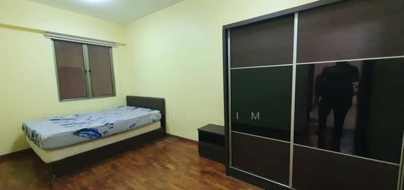 Pangsapuri untuk Dijual di Molek Pine 2 - Karl Lim - Bedroom - PropertyGuru.com.my