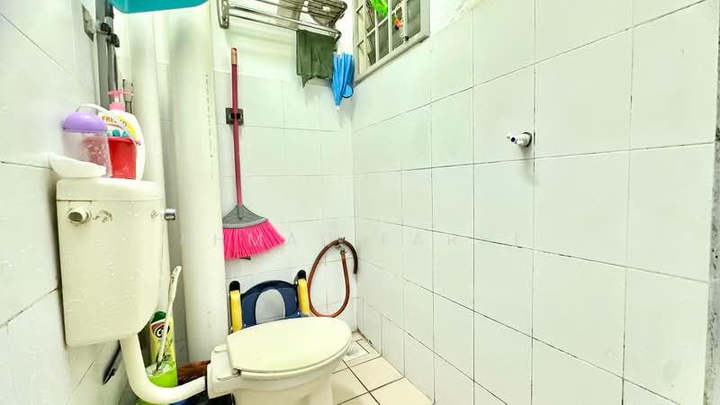 Pangsapuri untuk Dijual di Lakeview Apartments - Ahmad Farhi - Bathroom - PropertyGuru.com.my