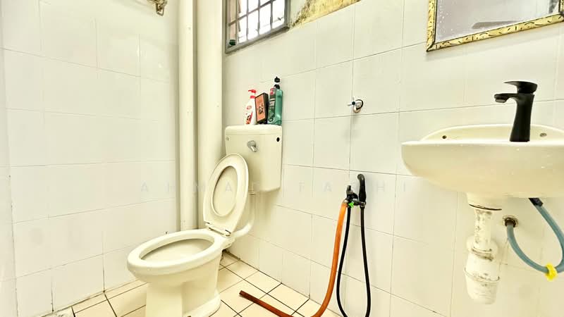 Pangsapuri untuk Dijual di Lakeview Apartments - Ahmad Farhi - Bathroom - PropertyGuru.com.my