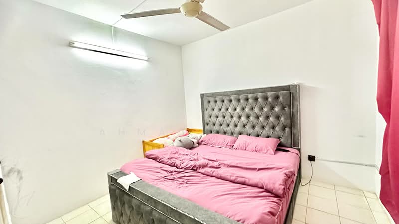 Pangsapuri untuk Dijual di Lakeview Apartments - Ahmad Farhi - Bedroom - PropertyGuru.com.my