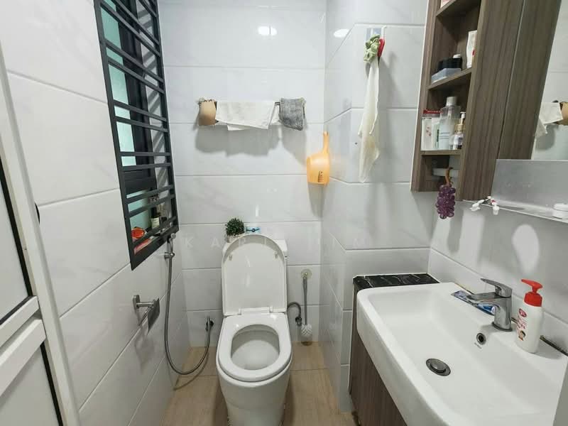 Kediaman Servis untuk Dijual di Country Garden Central Park - Karl Lim - Bathroom - PropertyGuru.com.my